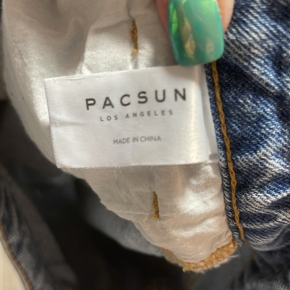 Pacsun Distressed Denim Cuffed Women’s Mom Jean Shorts Size 26 - Picture 4 of 6